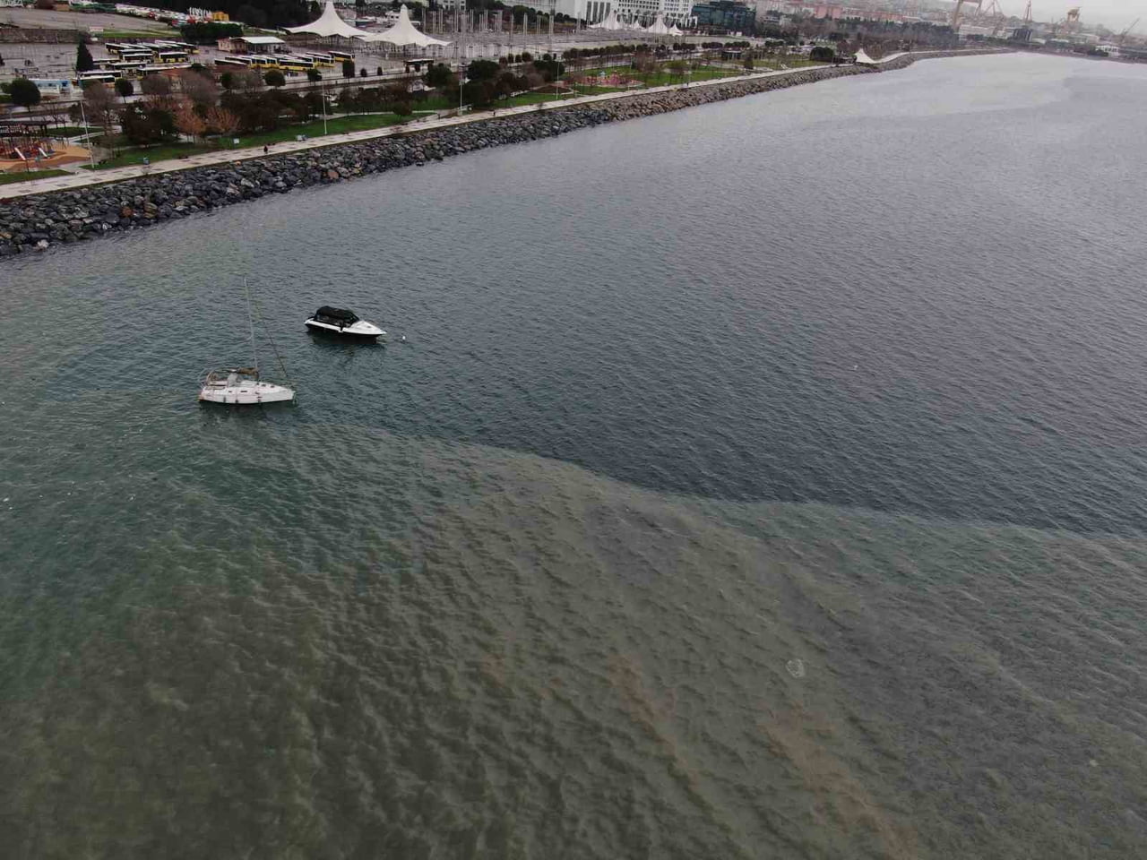 PENDİK'TE DENİZE İKİ AYRI NOKTADAN ATIK SU BIRAKILDIĞI İDDİA EDİLİRKEN, BÖLGEDE YAŞAYAN...