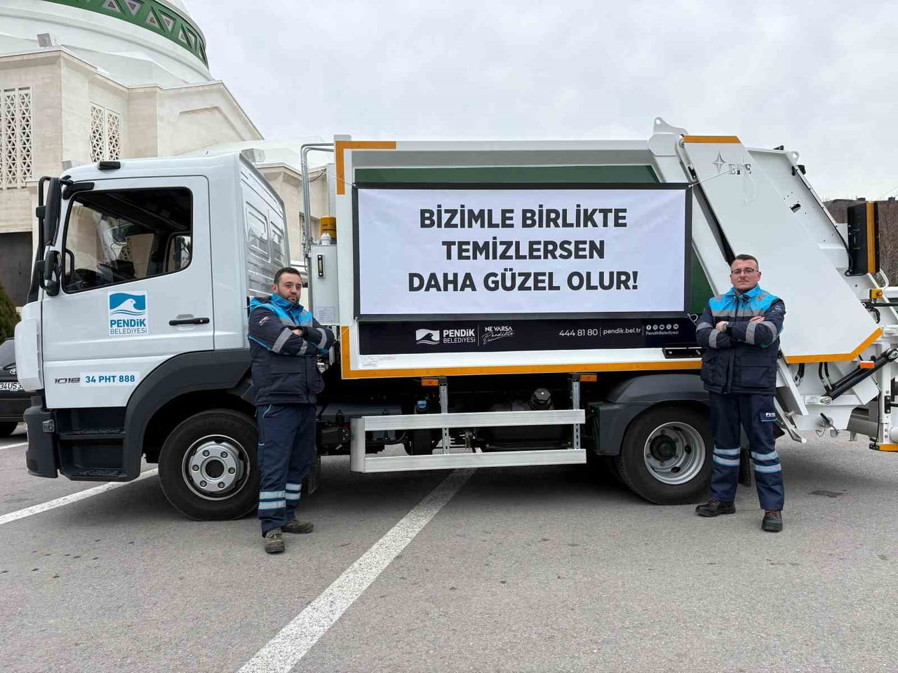 PENDİK’TE BELEDİYE FİLOSUNA KATTIĞI YENİ TEMİZLİK ARAÇLARINI FARKINDALIK ODAKLI ÖZEL BİR...