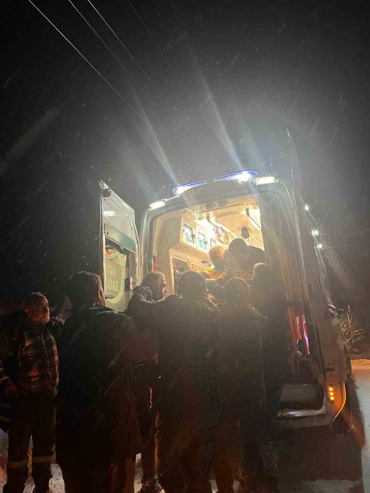 PERTEK İLÇESİNE BAĞLI SÖĞÜTLÜTEPE KÖYÜNDEN YAPILAN BİR İHBAR ÜZERİNE YOLA ÇIKAN SAĞLIK EKİPLERİ;...