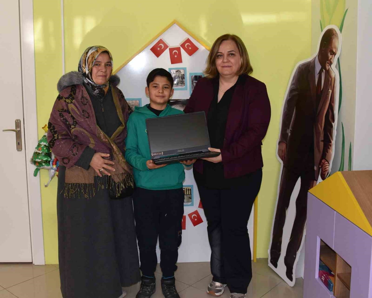 PROF. DR. ZEYNEP CANAN ÖZDEMİR, 9,5 YAŞINDAKİ B.S. VE B.S'NİN ANNESİ.