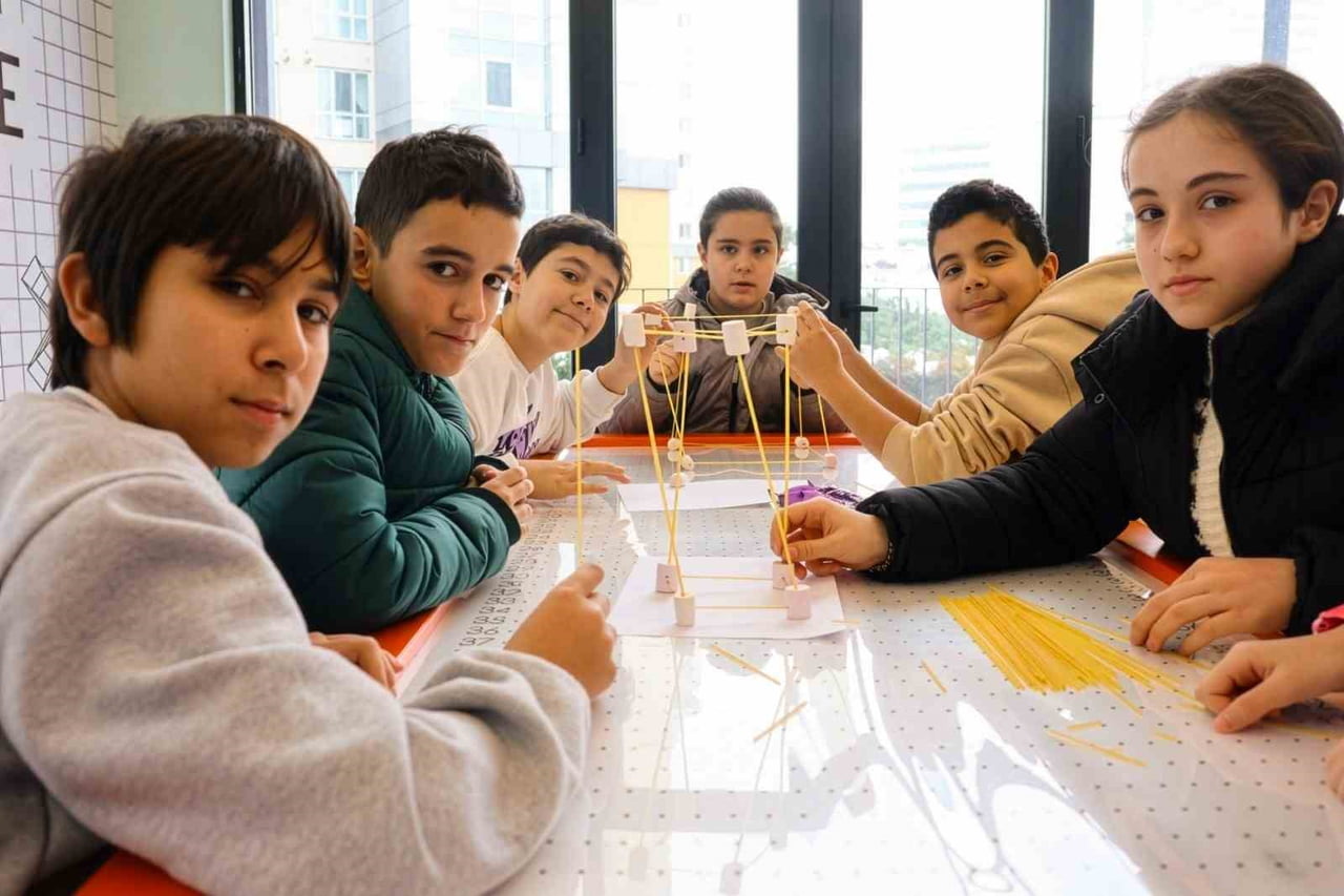 PROGRAM KAPSAMINDA HEM OYUN HEM HAREKET İÇEREN ETKİNLİKLER SAYESİNDE MİNİK KATILIMCILAR FİZİKSEL...