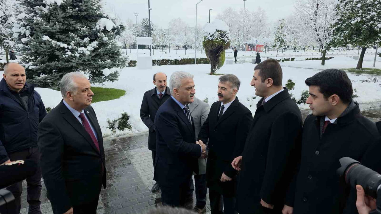 RESMİ GAZETEDE YAYIMLANAN CUMHURBAŞKANI KARARNAMESİYLE DÜZCE VALİSİ OLARAK ATANAN MEHMET MAKAS...