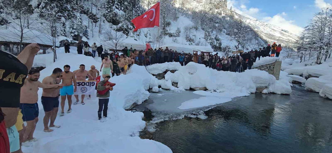 RİZE'DE BU YIL 10. KEZ DÜZENLENEN 'KIŞ YÜZME ŞENLİĞİ' RENKLİ GÖRÜNTÜLERE SAHNE OLURKEN...