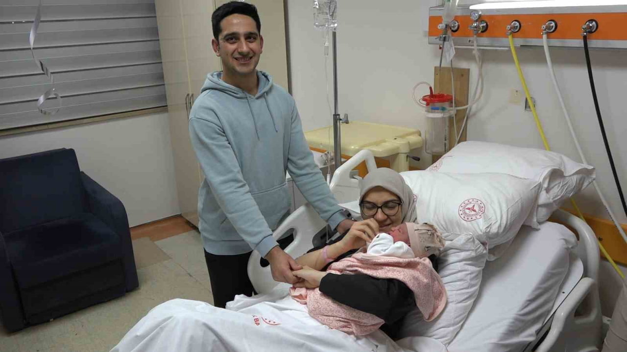 RİZE’DE 2026 YILININ İLK BEBEĞİ 00.00’DA DOĞAN ELİF BİLGE GÜNDOĞDU OLDU