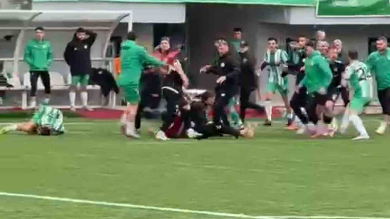 RİZE’DE OYNANAN AMATÖR LİG MAÇINDA İKİ TAKIM OYUNCULARI YUMRUK YUMRUĞA BİRBİRİNE GİRİNCE ORTAYA...