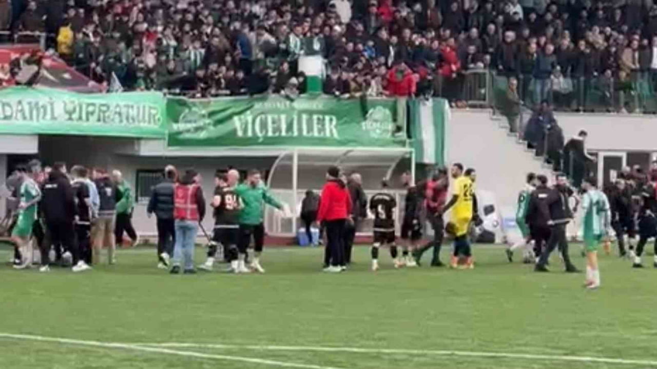 RİZE’DE OYNANAN AMATÖR LİG MAÇINDA İKİ TAKIM OYUNCULARI YUMRUK YUMRUĞA BİRBİRİNE GİRİNCE ORTAYA...