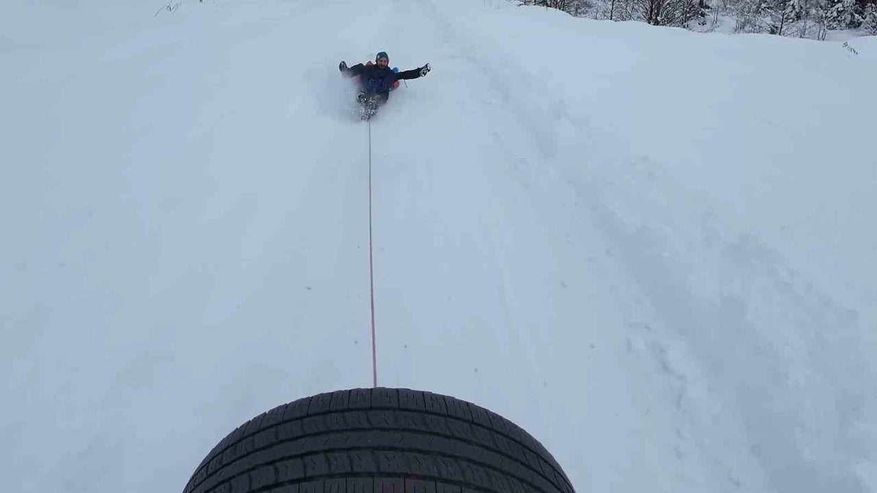 RİZE’DE YAĞAN KARI FIRSAT BİLEN 2 KAFADARIN CİPİN ARKASINA BAĞLADIKLARI BRANDA İLE YOL BOYUNCA...