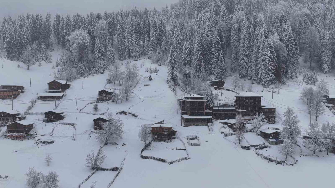RİZE’NİN DÜNYACA ÜNLÜ TURİZM MERKEZİ AYDER YAYLASI, ETKİLİ OLAN KAR YAĞIŞININ ARDINDAN BEYAZA...