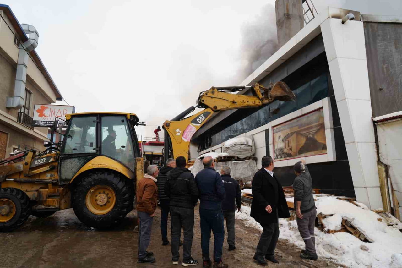 RZURUM’DA SANAYİ SİTESİNDE FAALİYET GÖSTEREN MOBİLYA FABRİKASINDA ÇIKAN YANGINDA 1 KİŞİ HAYATINI...