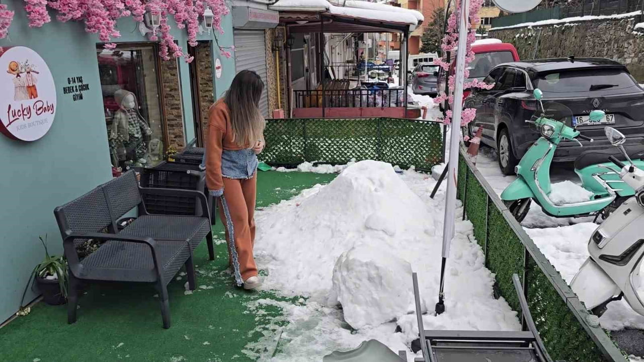 SABAH DÜKKANINI AÇMAYA GELDİĞİNDE EMEĞİNİN YOK OLDUĞUNU GÖREN İŞ YERİ SAHİBİ TUĞÇE BOSTANCI...