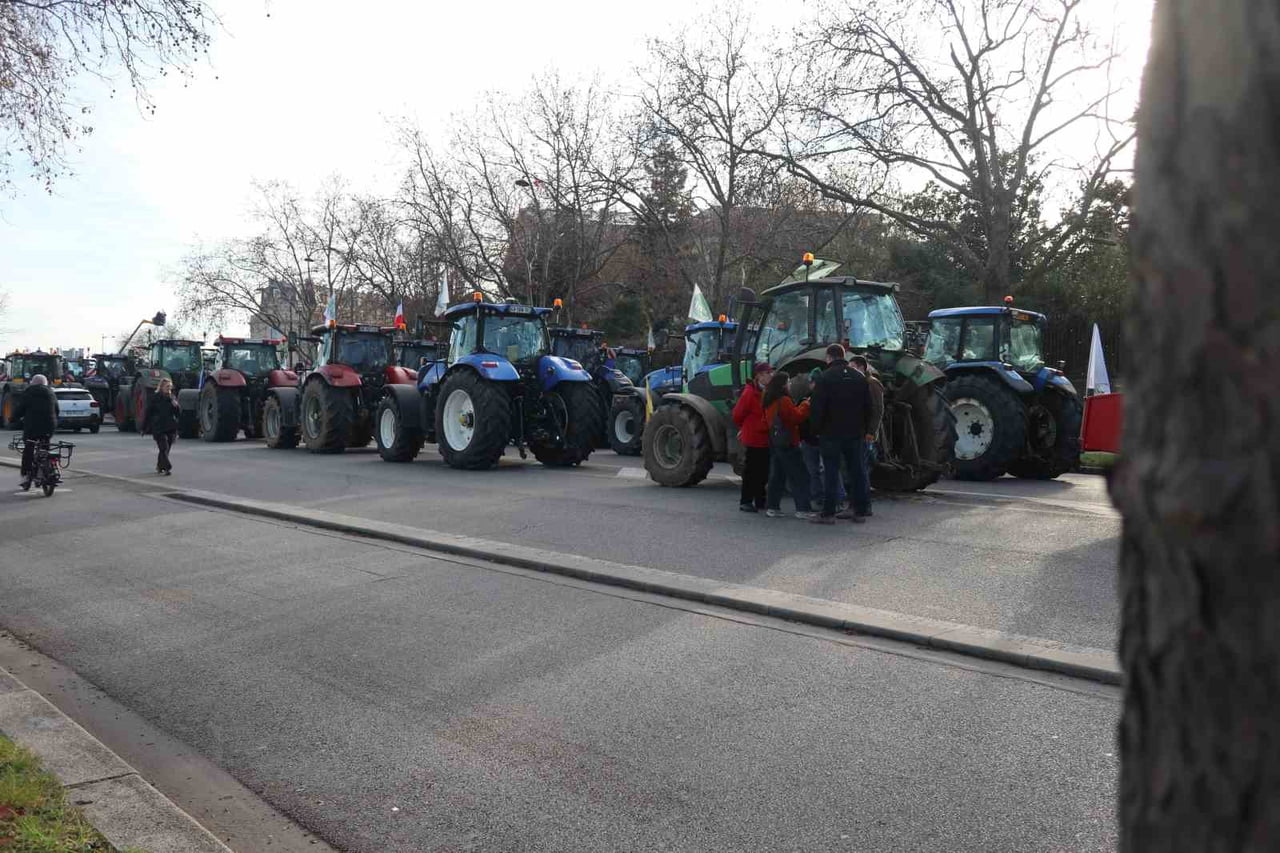 SABAH SAATLERİNDE 350’DEN FAZLA TRAKTÖR BAŞKENT PARİS’E GİREREK ULUSAL MECLİS YAKINLARINA PARK...