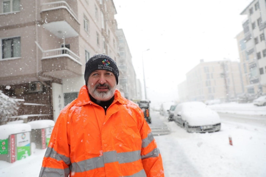 SABAH SAATLERİNDE ETKİLİ OLAN YOĞUN KAR YAĞIŞININ ARDINDAN KOCASİNAN BELEDİYESİ EKİPLERİ; MODERN...