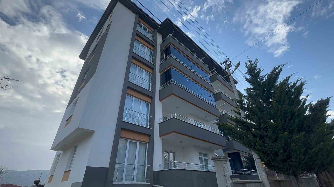 ŞAFAK ÇELİK, BİNANIN 5'İNCİ KATINDAN ATLAYARAK HAYATINA SON VERDİ