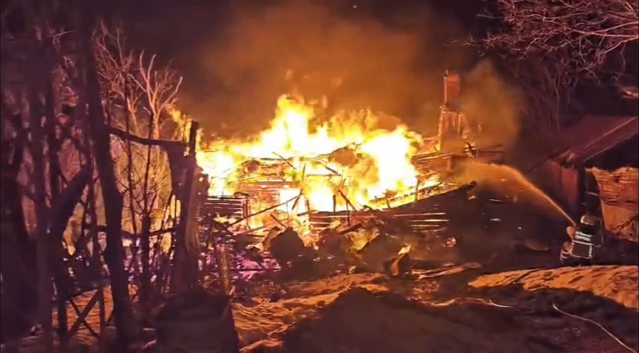 SAFRANBOLU İLÇESİNDE ÇIKAN YANGINDA ALEVLERE TESLİM OLAN İKİ KATLI AHŞAP EV TAMAMEN YANDI