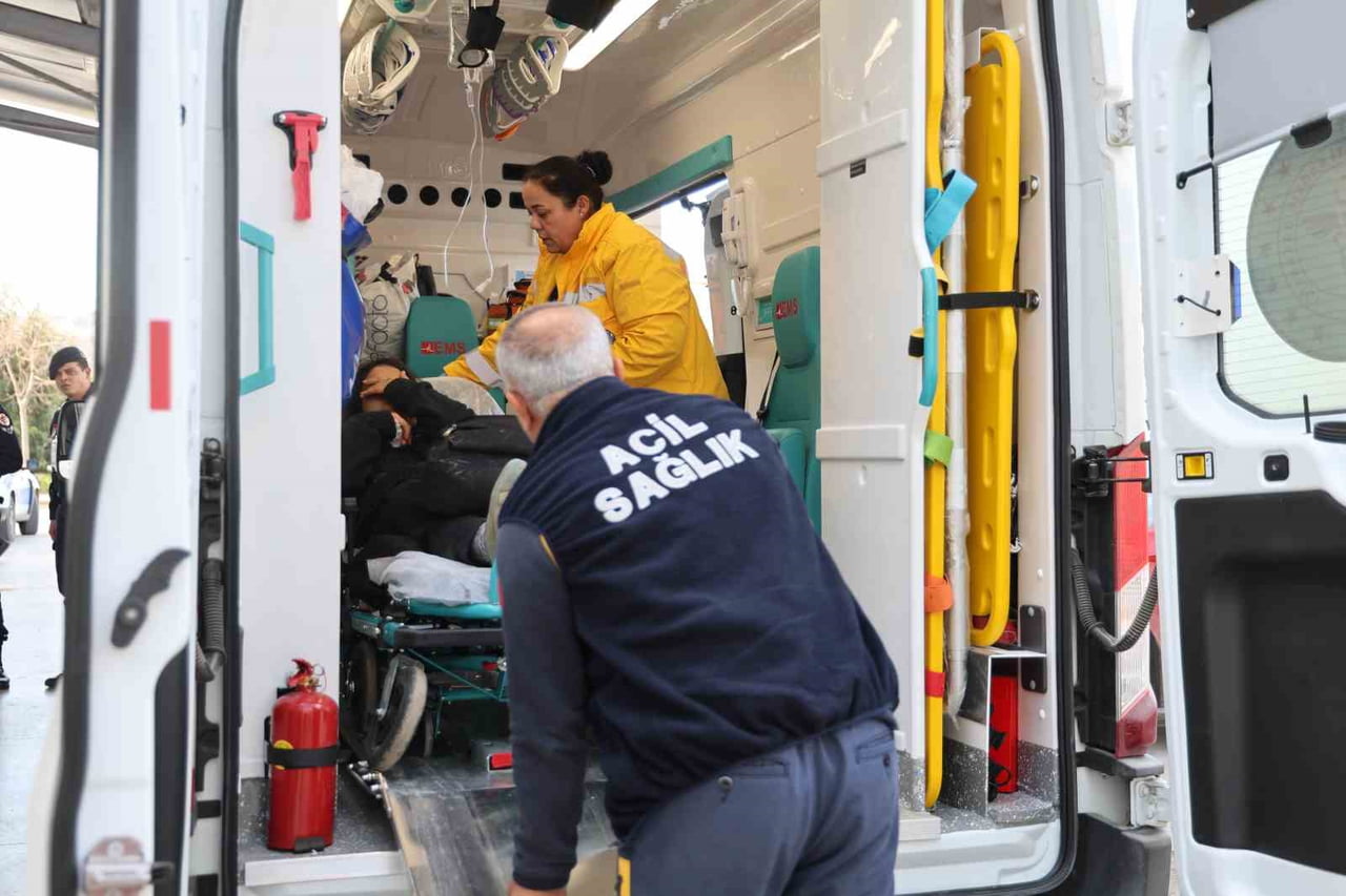 SAĞ OLARAK BULUNAN KIZ ÇOCUĞU, SAĞLIK EKİPLERİ TARAFINDAN AMBULANSLA KOZAN DEVLET HASTANESİ'NE...