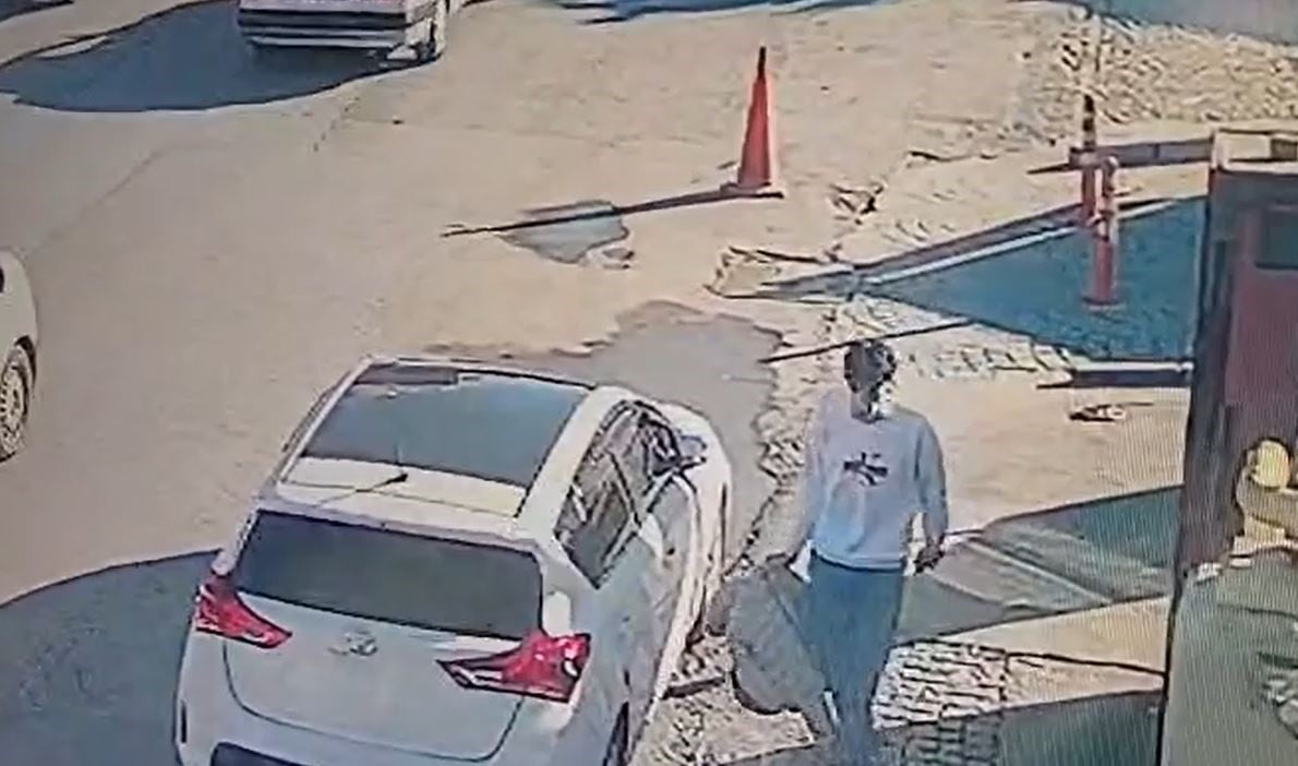 ŞAHSIN ÇALDIĞI PARALARLA  KAÇMA ANI KAMERAYA YANSIDI.