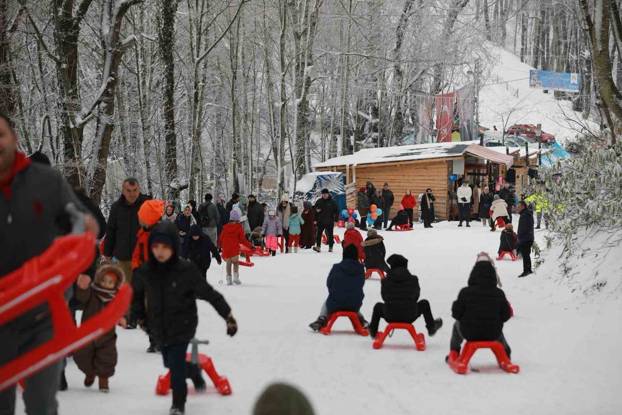 SAKARYA'DA ETKİSİNİ GÖSTEREN KAR YAĞIŞI SONRASI ŞEHRİN YÜKSEK KESİMLERİ BEYAZA BÜRÜNDÜ. BUNUNLA...