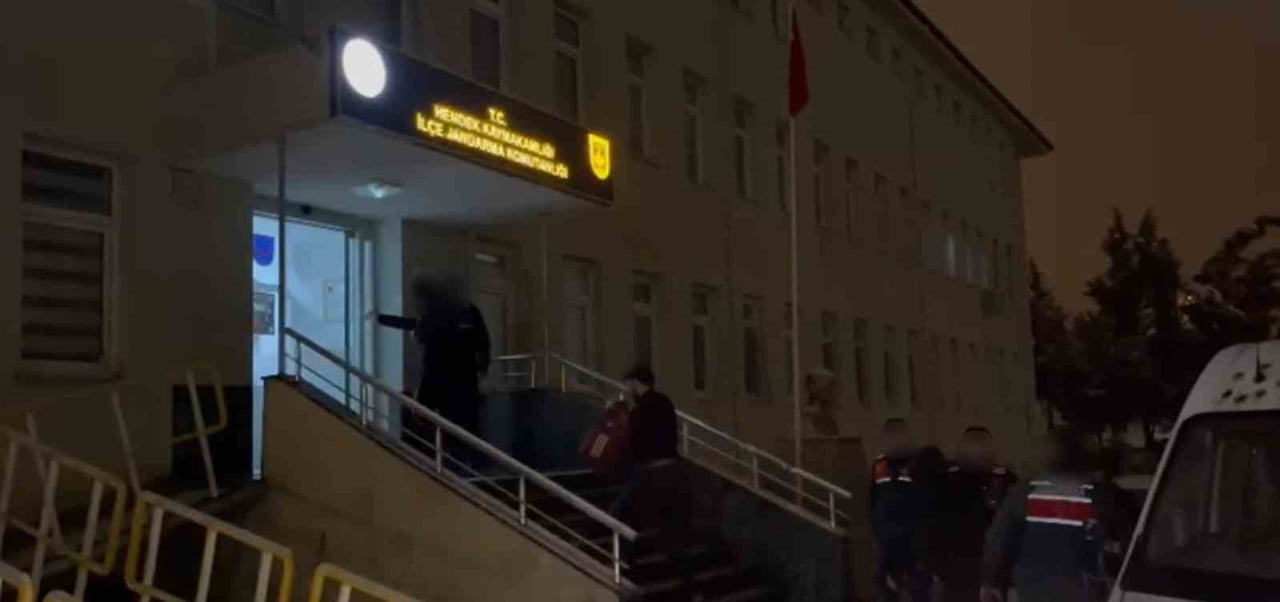 SAKARYA'DA JANDARMA EKİPLERİNCE GERÇEKLEŞTİRİLEN DENETİMLERDE 32 DÜZENSİZ GÖÇMEN YAKALANDI, GÖÇMEN...