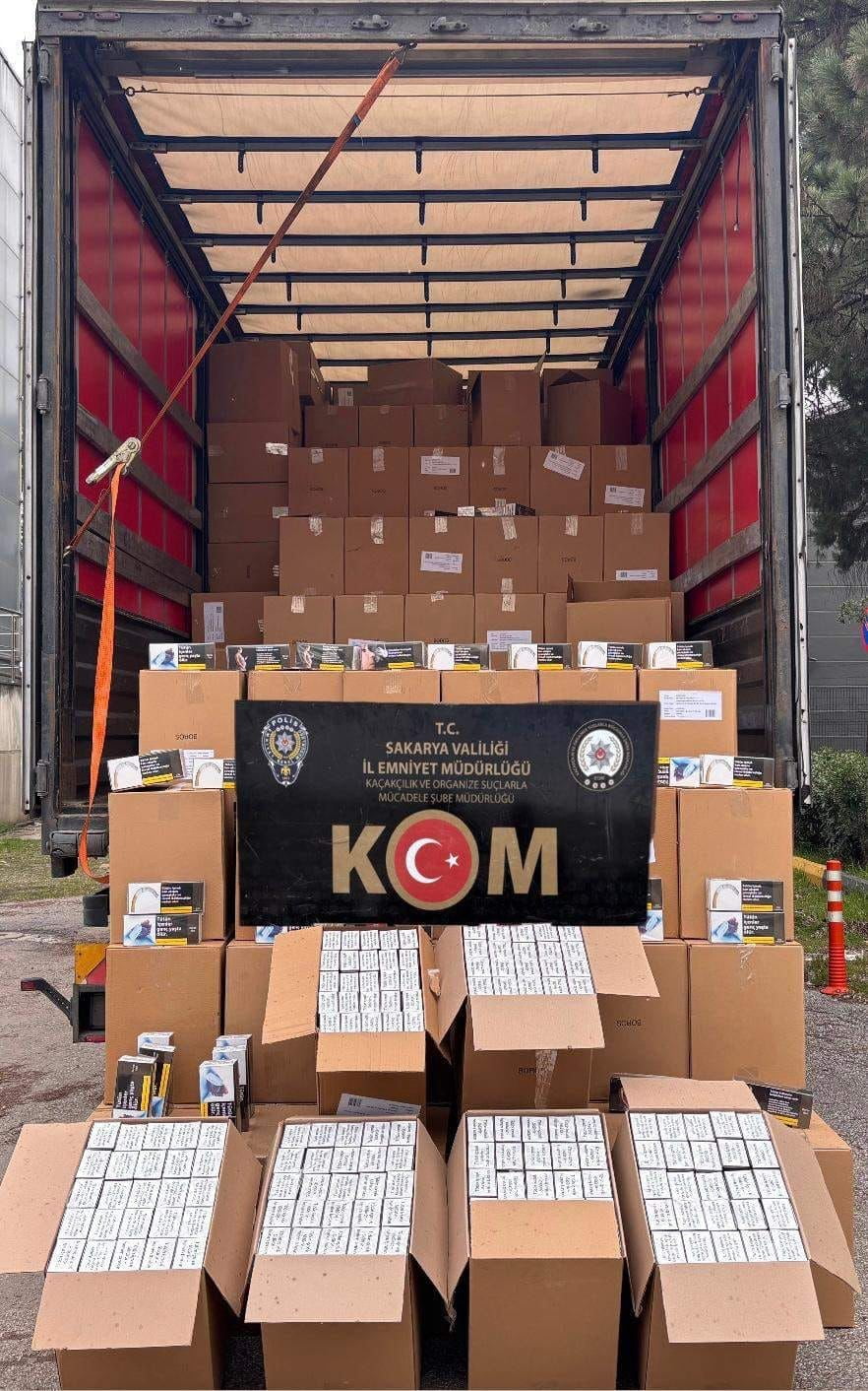 SAKARYA'DA POLİS EKİPLERİNCE YAPILAN OPERASYONDA ANADOLU OTOYOLU'NDA DURDURULAN TIRDA 6 MİLYON 610...