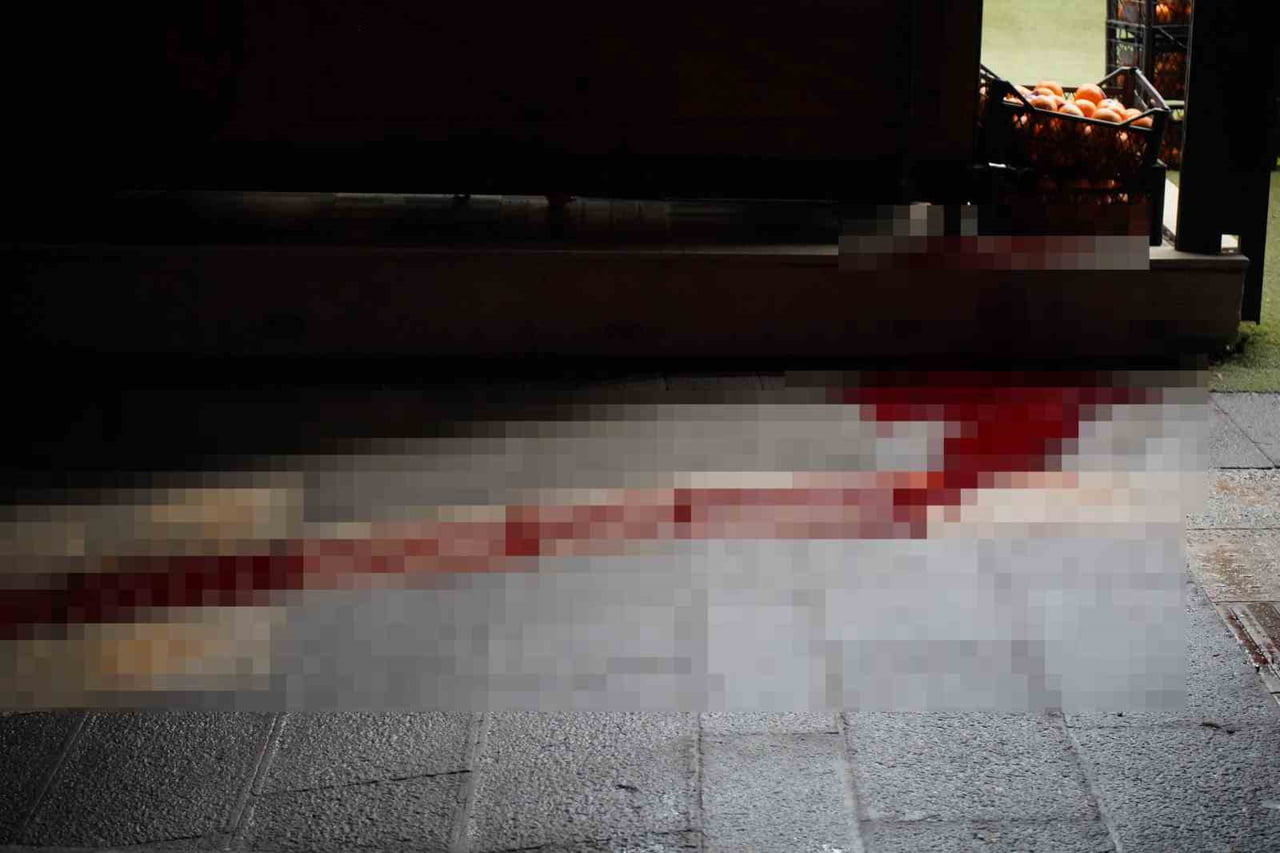 SAKARYA'NIN ADAPAZARI İLÇESİNDE BİR MARKET ÖNÜNDE ÇIKAN TARTIŞMADA, BİR KİŞİ KESİCİ ALETLE...