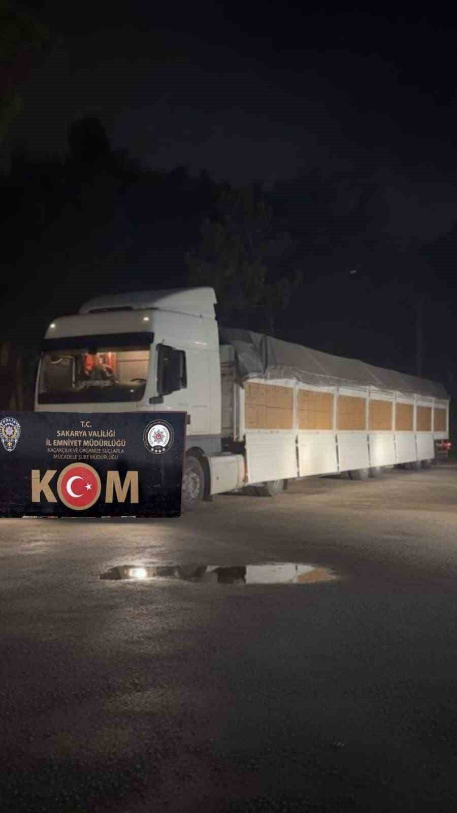SAKARYA’DAN İSTANBUL YÖNÜNE GİDEN VE İÇERİSİNDE KAÇAK ÜRÜN BULUNDUĞU BELİRLENEN BİR TIR, POLİS...