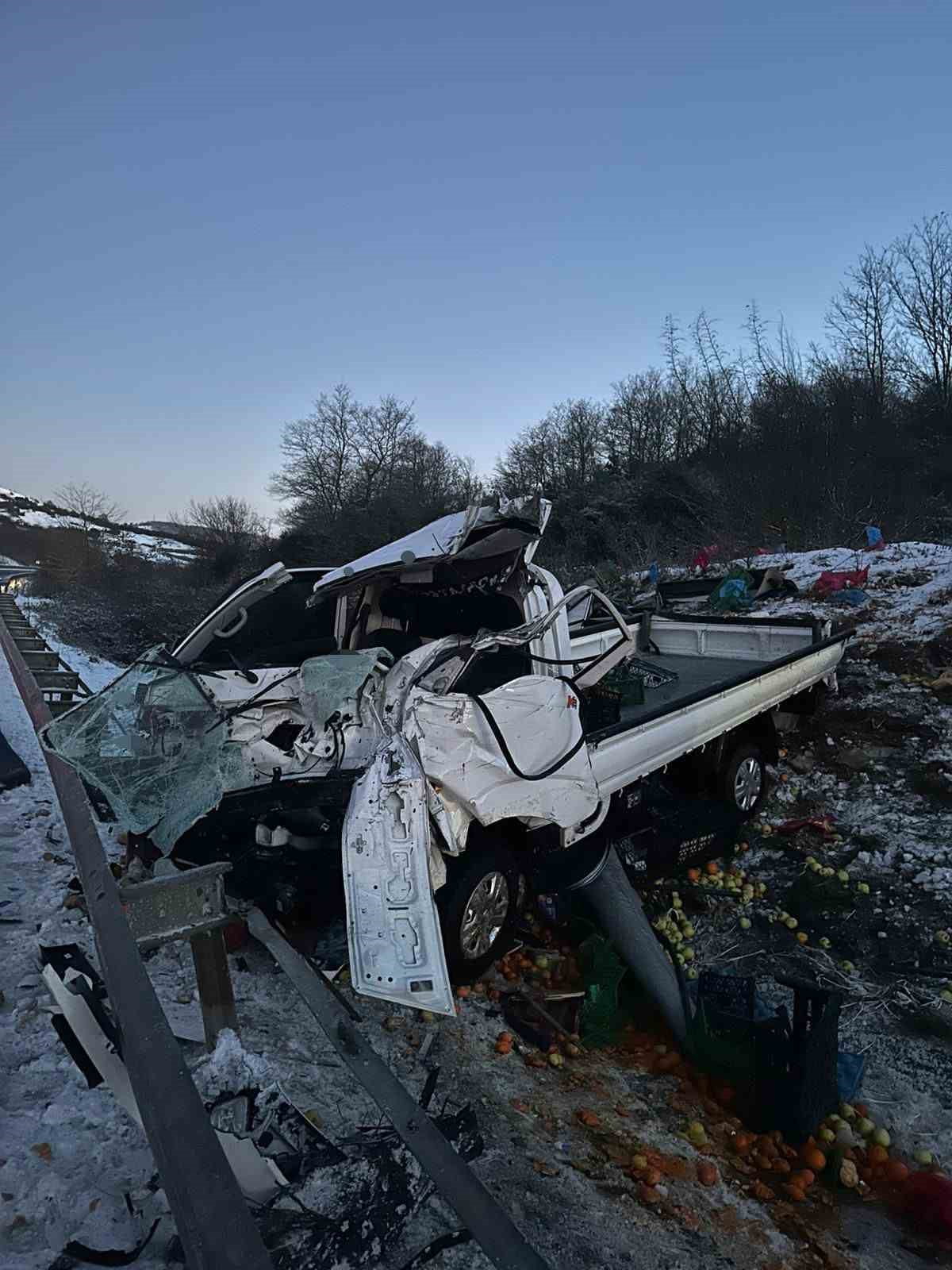 SAKARYA’NIN ADAPAZARI İLÇESİNDE KONTROLDEN ÇIKAN KAMYONET TAKLALARA ATARAK YOLDAN ÇIKTI. MEYDANA...