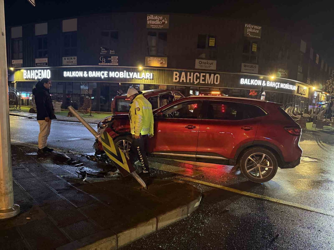 SAKARYA’NIN ADAPAZARI İLÇESİNDE SUV TARZI ARAÇ İLE KIRMIZI RENKLİ TOPLU TAŞIMA ARACININ ÇARPIŞMASI...