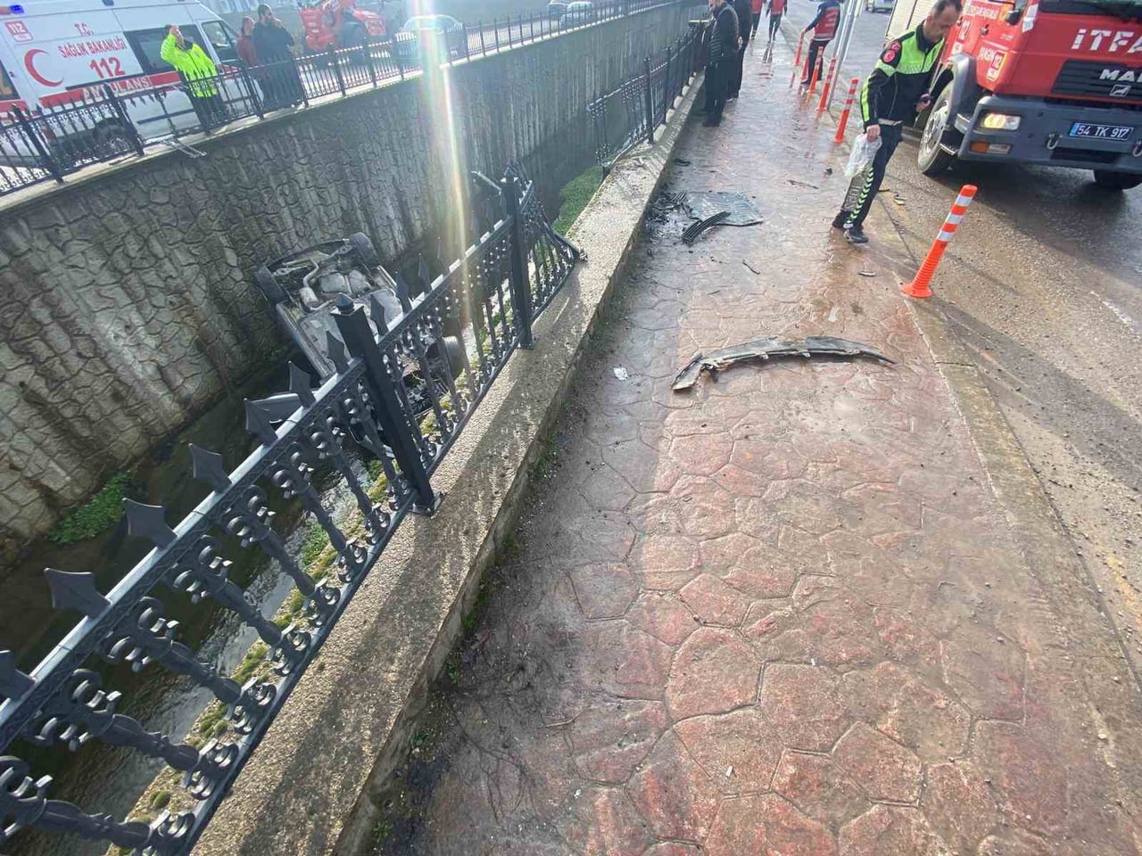 SAKARYA’NIN AKYAZI İLÇESİNDE BİR OTOMOBİL, DİREKSİYON HAKİMİYETİNİ KAYBEDEREK YOL KENARINDAKİ SU...