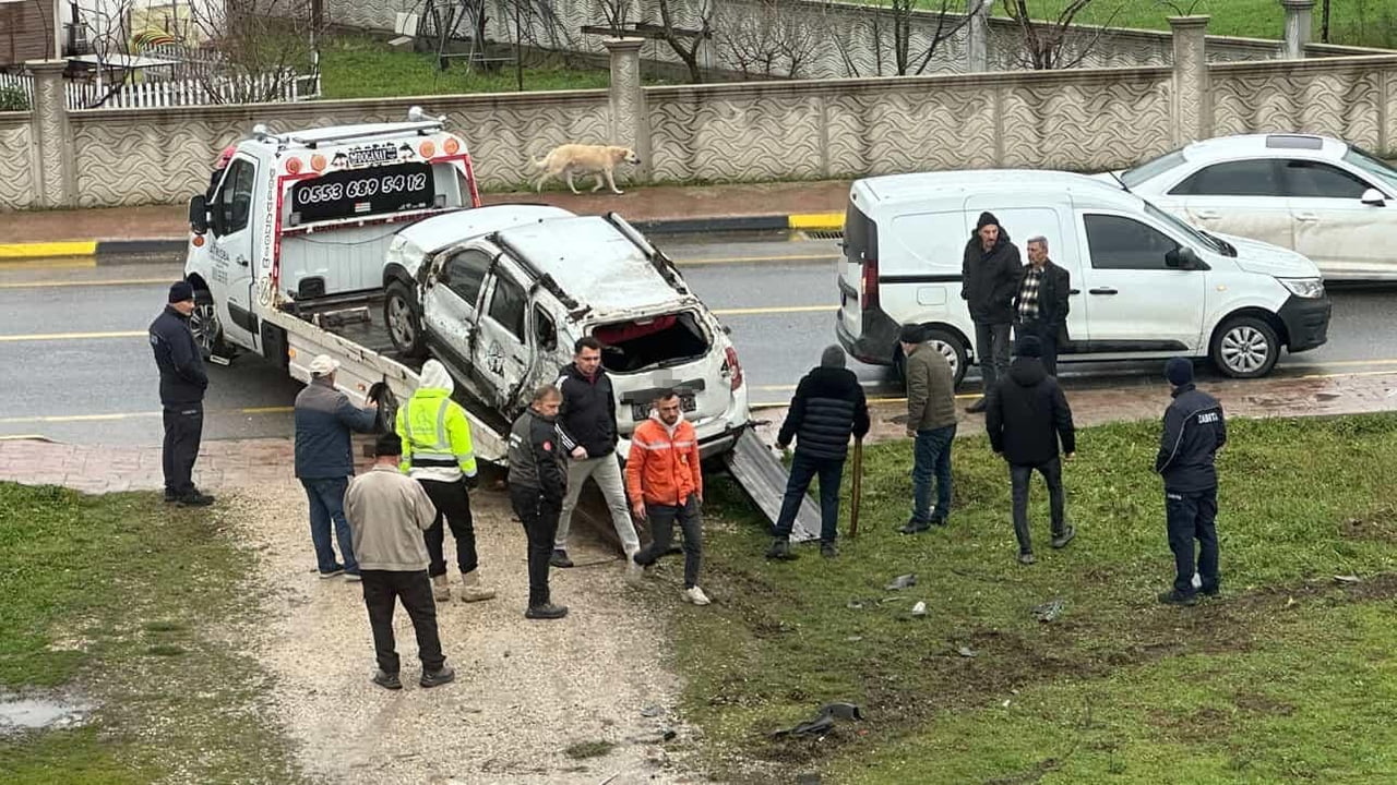 SAKARYA’NIN AKYAZI İLÇESİNDE KONTROLDEN ÇIKAN OTOMOBİL, BELEDİYE ARACINA ÇARPARAK TAKLA...