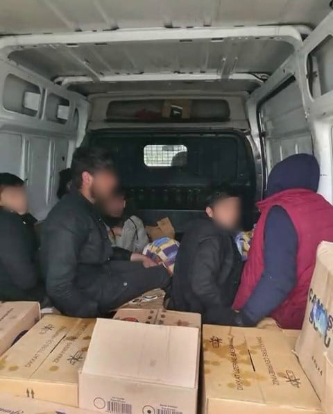 SAKARYA’NIN HENDEK İLÇESİNDE POLİS EKİPLERİNCE DURDURULAN MİNİBÜSTE DETERJAN KUTULARIYLA...