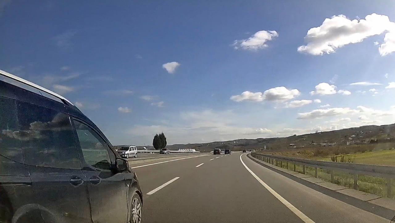 SAKARYA’NIN KARASU İLÇESİ D-650 KARA YOLUNDA ŞERİT İHLALİ YAPAN BİR OTOMOBİL, SAĞ ŞERİTTE...