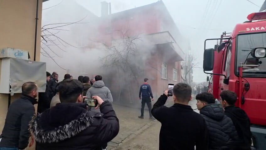 SAKARYA’NIN KAYNARCA İLÇESİNDE YABANCI UYRUKLU AİLENİN KALDIĞI EVDE ÇIKAN YANGIN, EKİPLERİN...