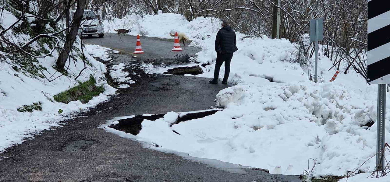 SAKARYA’NIN KOCAALİ İLÇESİNDE MAHALLE BAĞLANTI YOLUNDA MEYDANA GELEN HEYELAN SEBEBİYLE ULAŞIM...
