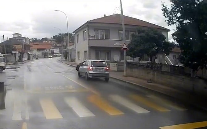 SAKARYA’NIN SERDİVAN İLÇESİNDE OTOMOBİLİN ÇARPMASI NETİCESİNDE MEYDANA GELEN TRAFİK KAZASINDA 77...