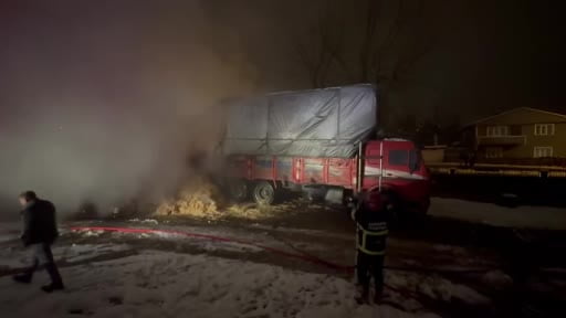 Saman yüklü kamyon alev aldı, uyuyan sürücü facianın eşiğinden döndü