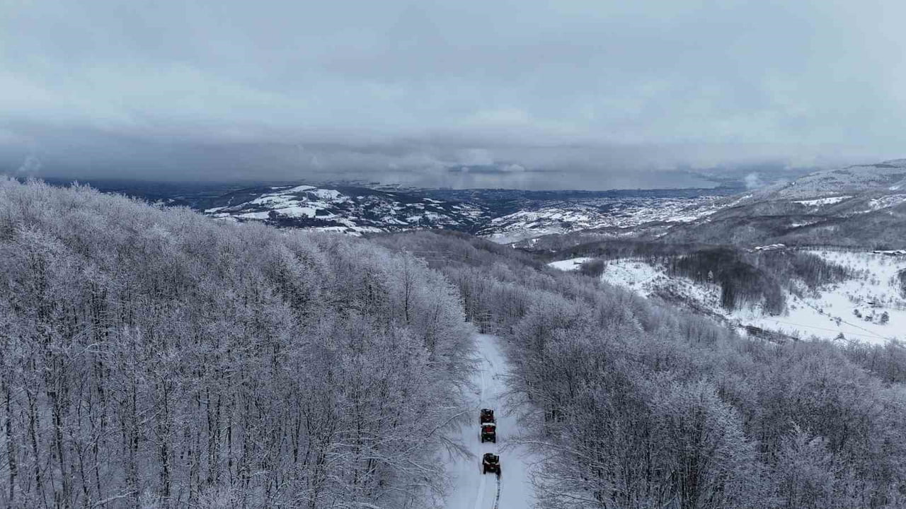 SAMANLI DAĞLARININ ZİRVELERİNDE ÇEKİLEN GÖRÜNTÜLERDE BEYAZ ÖRTÜ İLE İZMİT KÖRFEZİ BİRLEŞTİ....