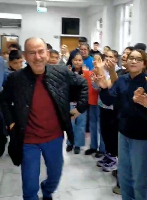 SAMSUN'DA BİR ORTAOKULDA GÖREV YAPAN 42 YILLIK TÜRKÇE ÖĞRETMENİ, ÖĞRENCİLERİNİN ALKIŞLARI...