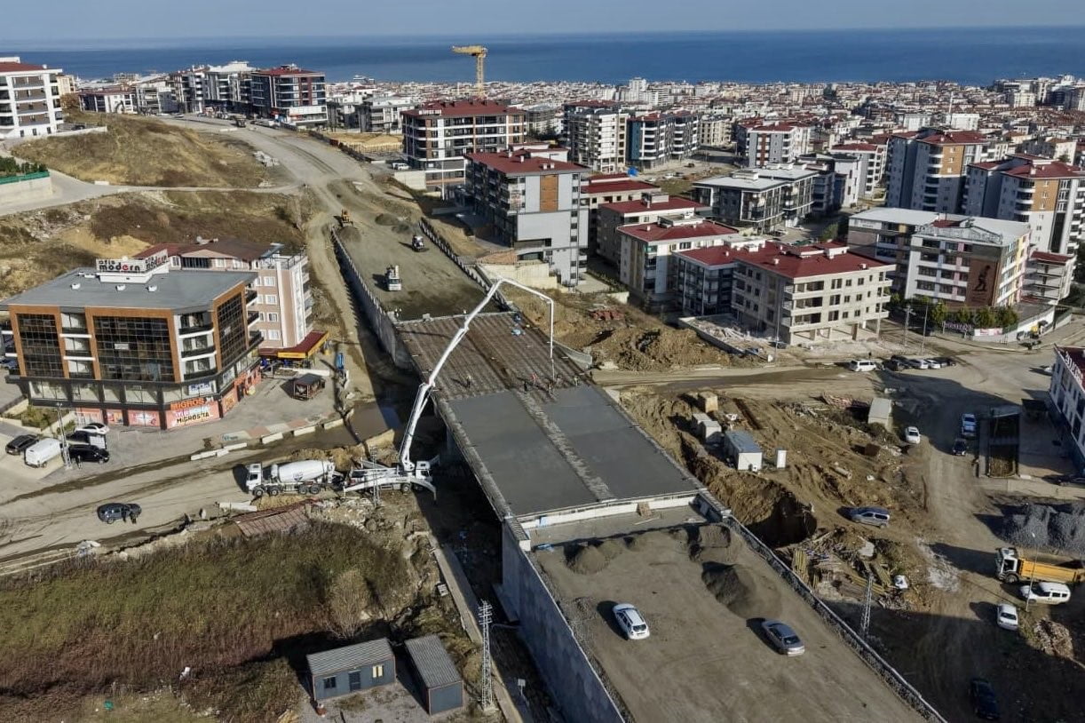 SAMSUN BÜYÜKŞEHİR BELEDİYE BAŞKANI HALİT DOĞAN, RECEP TAYYİP ERDOĞAN BULVARI ÜZERİNDE YAPIMI SÜREN...
