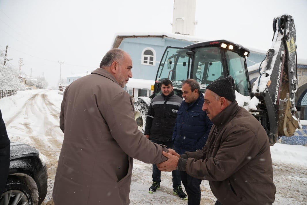 SAMSUN CANİK BELEDİYE BAŞKANI İBRAHİM SANDIKÇI, KARLA MÜCADELE ÇALIŞMALARINA ARALIKSIZ BİR ŞEKİLDE...