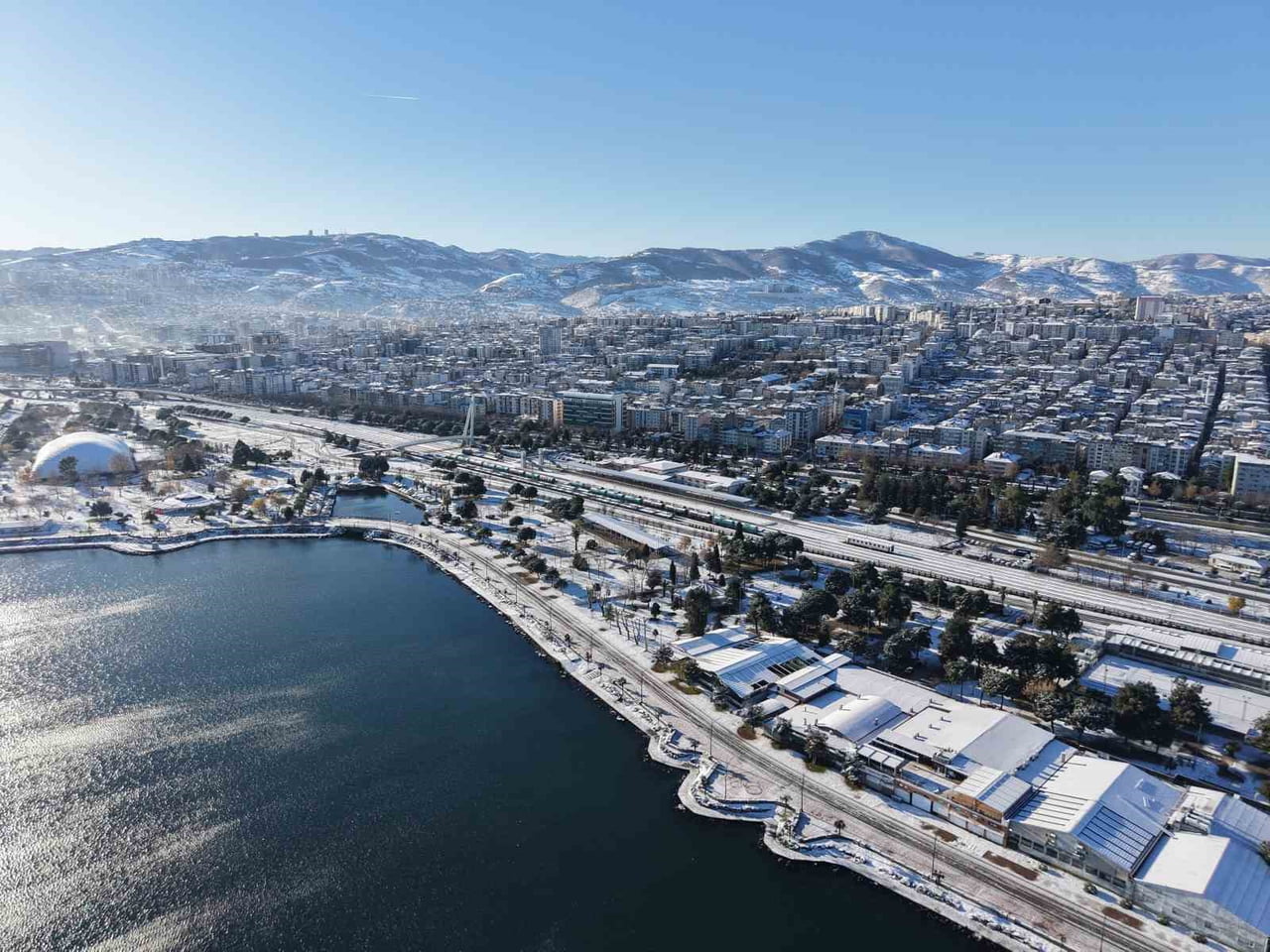 SAMSUN’DA DÜN AKŞAM ETKİLİ OLAN KAR YAĞIŞININ ARDINDAN KENT GENELİNDE OLUŞAN KAR MANZARALARI SABAH...