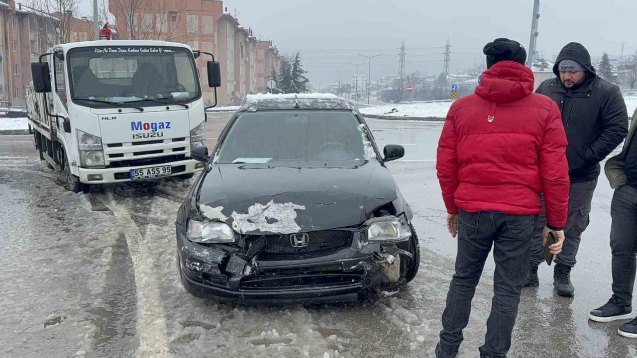 SAMSUN’DA İKİ OTOMOBİLİN KAVŞAKTA ÇARPIŞTIĞI KAZADA 1 KİŞİ YARALANDI.