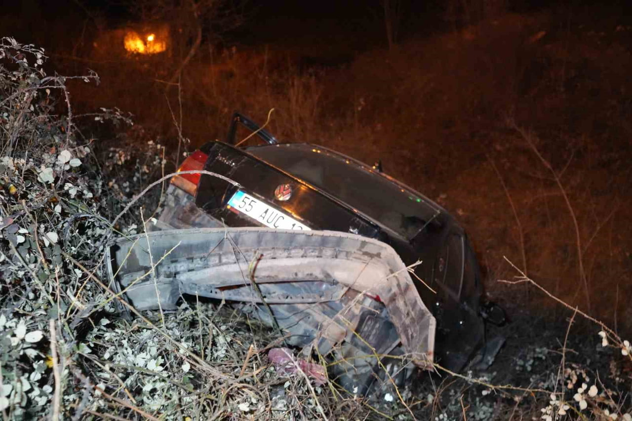 SAMSUN’DA MEYDANA GELEN TRAFİK KAZASINDA BİR OTOMOBİL YOLUN KENARINDAN YAKLAŞIK 3 METRE AŞAĞIYA...