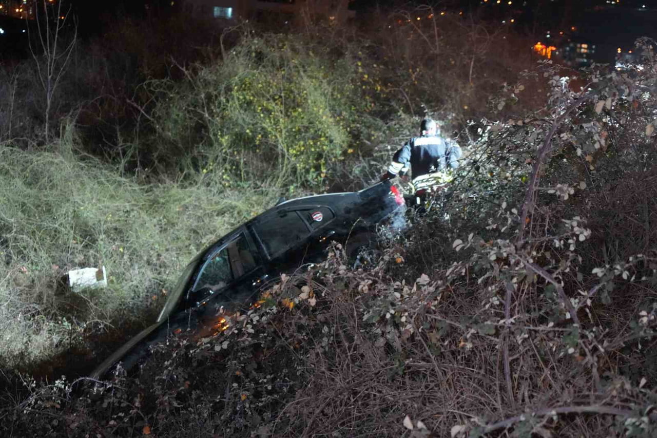 SAMSUN’DA MEYDANA GELEN TRAFİK KAZASINDA BİR OTOMOBİL YOLUN KENARINDAN YAKLAŞIK 3 METRE AŞAĞIYA...