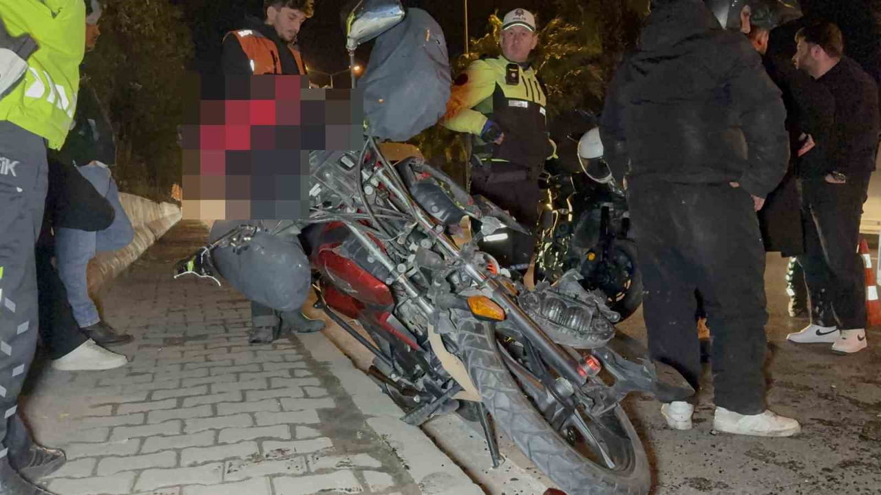 SAMSUN’DA MOTOSİKLETLİ KURYENİN SERVİS MİNİBÜSÜNE ARKADAN ÇARPMASI SONUCU MEYDANA GELEN KAZADA 1...