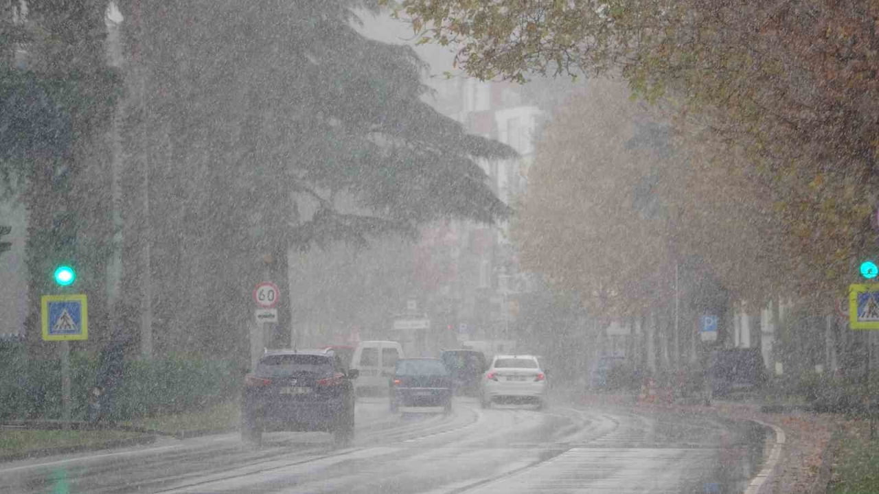 SAMSUN MERKEZDE BEKLENEN KAR YAĞIŞI ETKİSİNİ GÖSTERDİ.