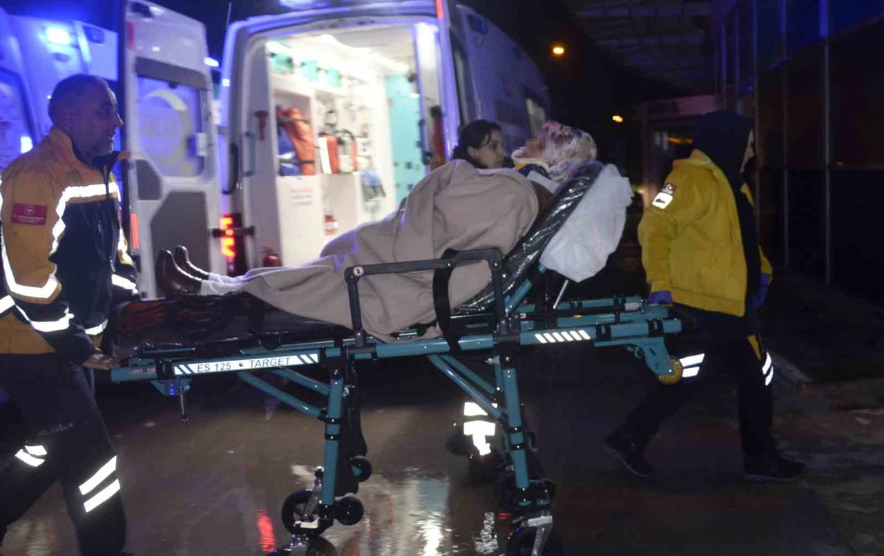 SAMSUN’UN ALAÇAM İLÇESİNDE 4 ARACIN KARIŞTIĞI ZİNCİRLEME TRAFİK KAZASINDA 5 KİŞİ...