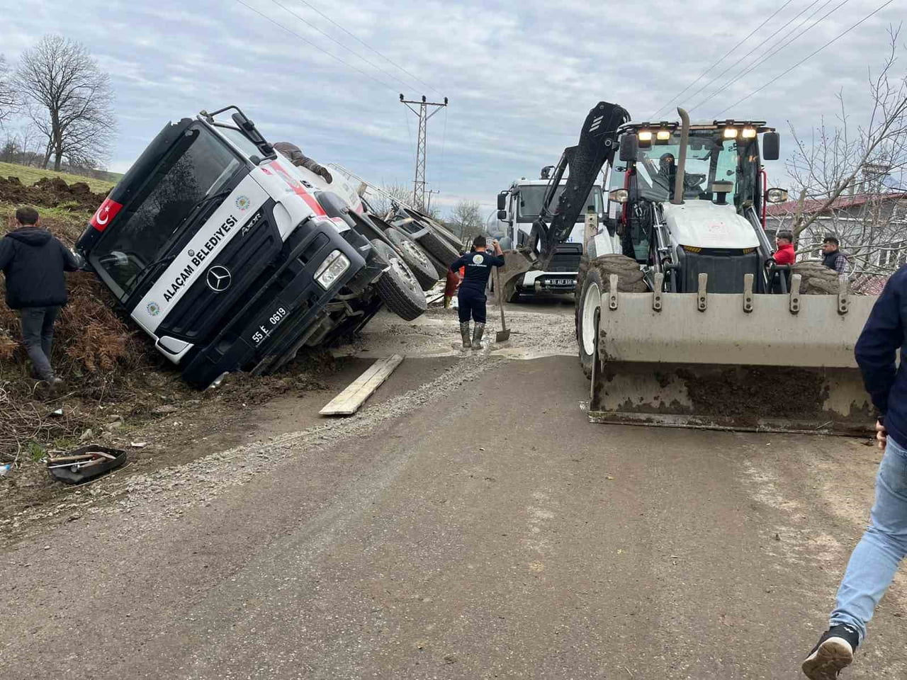 SAMSUN’UN ALAÇAM İLÇESİNDE MEYDANA GELEN TRAFİK KAZASINDA, ALAÇAM BELEDİYESİ’NE AİT BETON MİKSERİ...