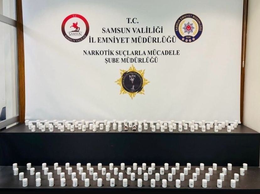 SAMSUN’UN ATAKUM İLÇESİNDE NARKOTİK EKİPLERİNCE DÜZENLENEN OPERASYONDA BİNLERCE ADET UYUŞTURUCU...