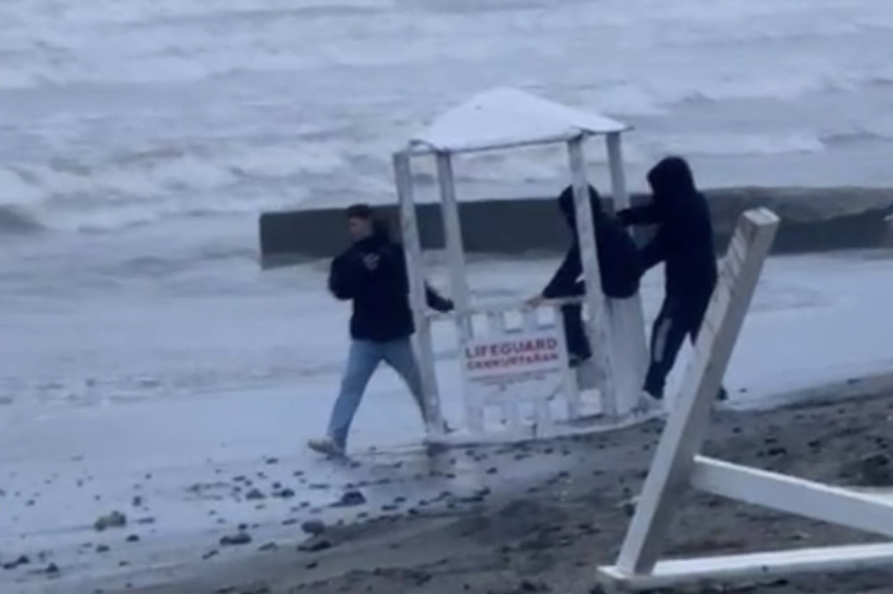 SAMSUN’UN ATAKUM İLÇESİNDE SAHİL GÜVENLİĞİ İÇİN KULLANILAN CANKURTARAN KULÜBESİNİ DENİZE ATMAYA...