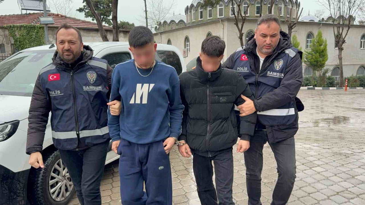 SAMSUN’UN CANİK İLÇESİNDE BİR İŞ YERİNDE ÇIKAN KIZ MESELESİ YÜZÜNDEN BIÇAKLI KAVGADA 2 KİŞİ...